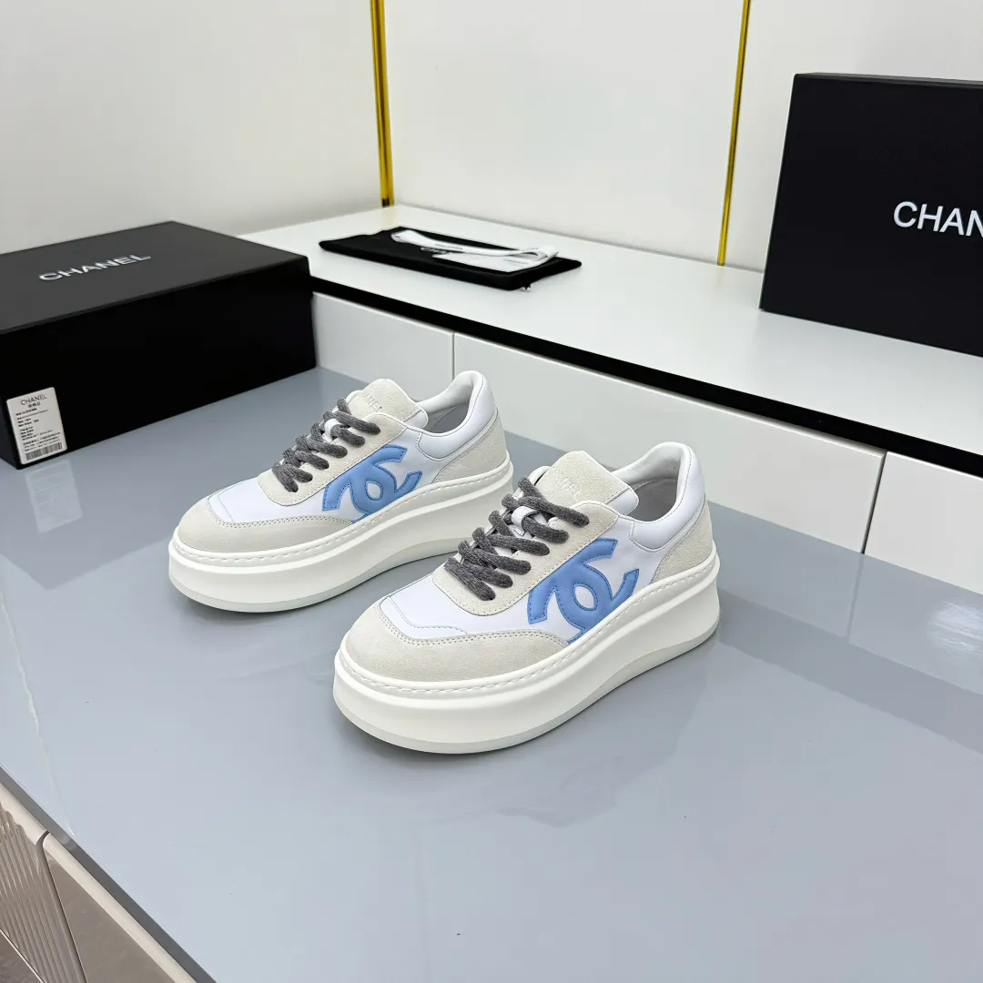 👟👟Ex-factory price 660👟👟 Top version! Chanel Chanel panda shoes! 2025 counter's top casual sports shoes. This classic design; the upper is electro-embroidered with a variety of techniques; the outsole is fashionable and sporty; the unusual inclusion of a variety of color matching elements... The diversified mix and match is very good-looking and versatile, and can be used for leisure, fashion, sports, and outdoor... ꫛꫀꪝ Go➫ Materials: ❶Upper made of: original imported first-layer silk cowhide + original waterproof cloth + original first-layer cowhide ❷Inner lining: Original Yangli+wang ❸ Outsole based on: Original TPU combination outsole Counter boutique packaging complete set for women 35–41
